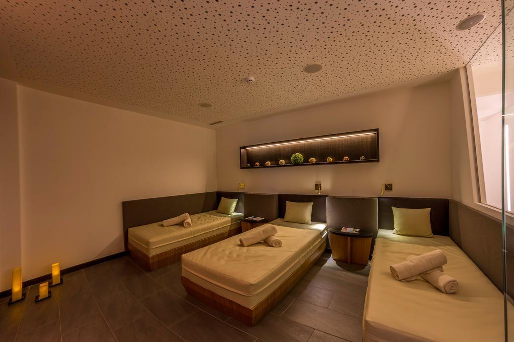 Dominik Alpine City Wellness Hotel - Adults Only 布列瑟农 外观 照片